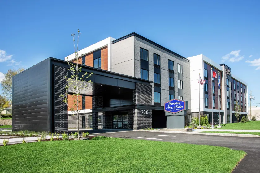 Hampton Inn & Suites by Hilton Quebec City Beauport - Image 1