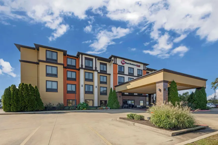 Best Western Plus Tupelo Inn & Suites - Image 1