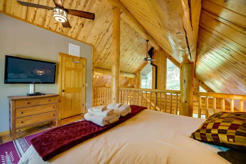Secluded Log Cabin in NW Michigan: Hot Tub & Deck - Chambre