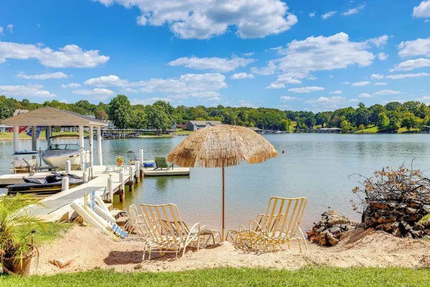 Couple’s Smith Mtn Lake Getaway w/ Private Beach - Image 1