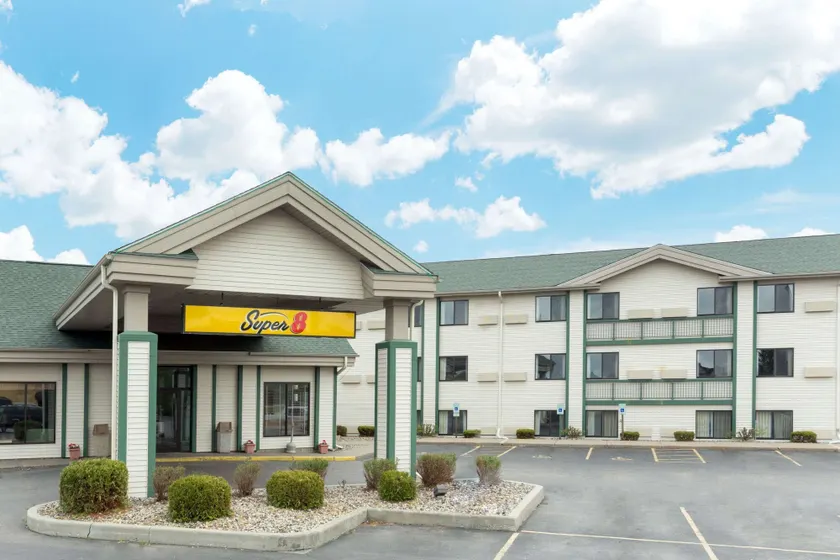 Super 8 by Wyndham Wisconsin Dells - Image 1