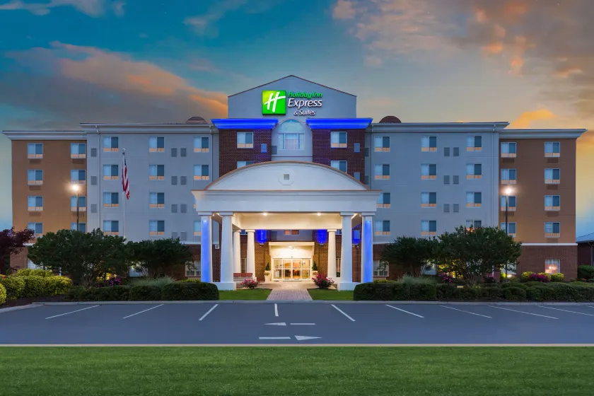 Holiday Inn Express and Suites - Petersburg - Fort Lee by IHG - Image 1