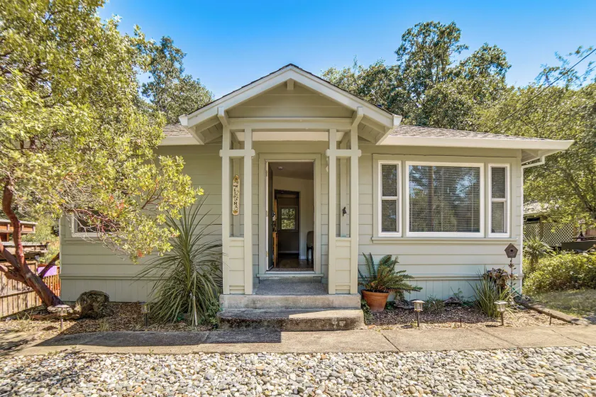 Walk to Main St! Quiet Mendocino County Retreat - Image 1