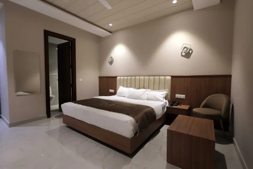 Pari Ac Restaurant & Hotel - Image 1