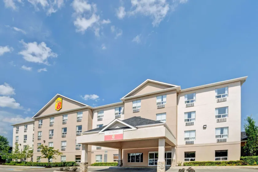 Super 8 by Wyndham Barrie South - Image 1