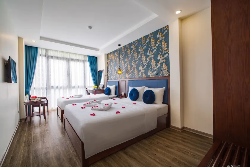 Holiday Emerald Hotel - Image 1