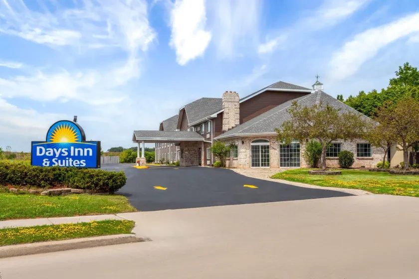 Days Inn & Suites by Wyndham Kaukauna WI - Image 1