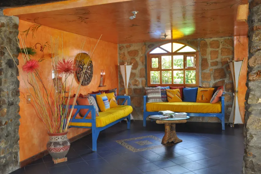 Azuluna Ecolodge - Lobby sitting area