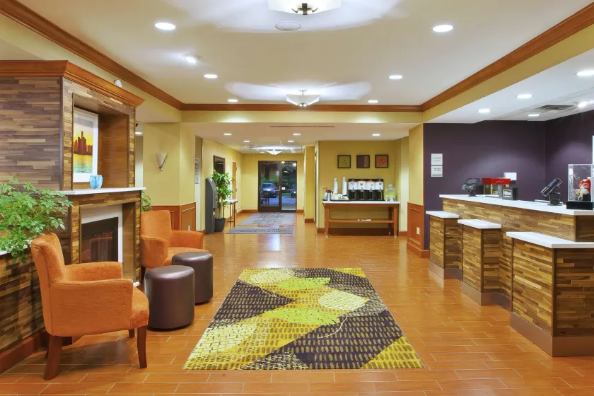 Hampton Inn Commerce Novi - Lobby