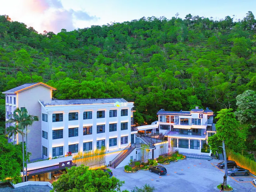 TRAVEL TREE INN - Image 1