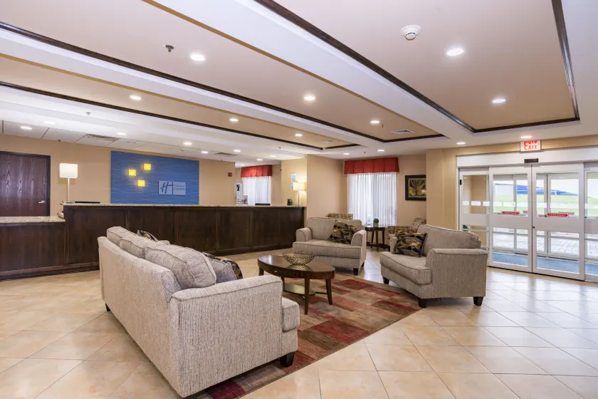 Holiday Inn Express Hartford-Newington by IHG - Siddeområde i lobbyen