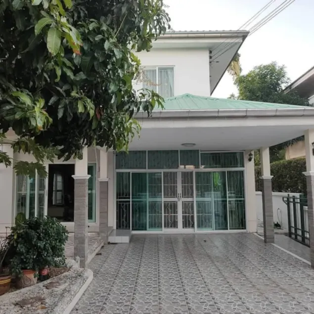 Charming 3-Bedroom House with Pool Near Lat Krabang Airport - Image 1
