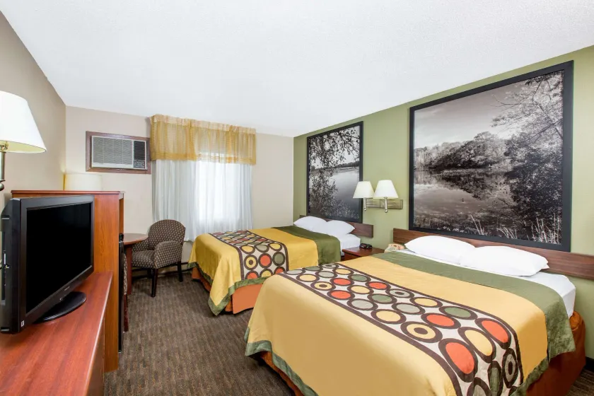Super 8 by Wyndham Fairmont - Image 1