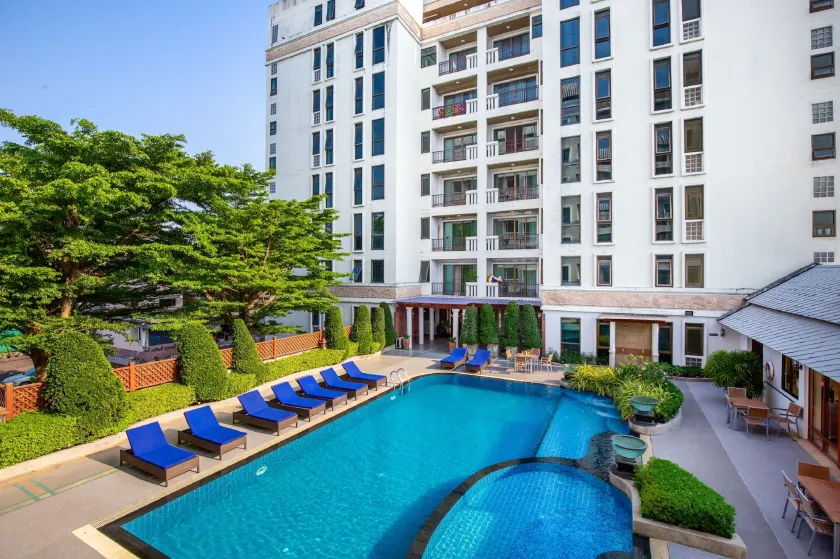 Lasalle Suites Hotel & Residence - Image 1