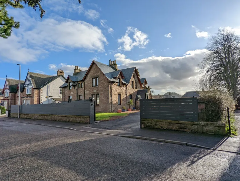 Cambeth Lodge Guesthouse - Image 1