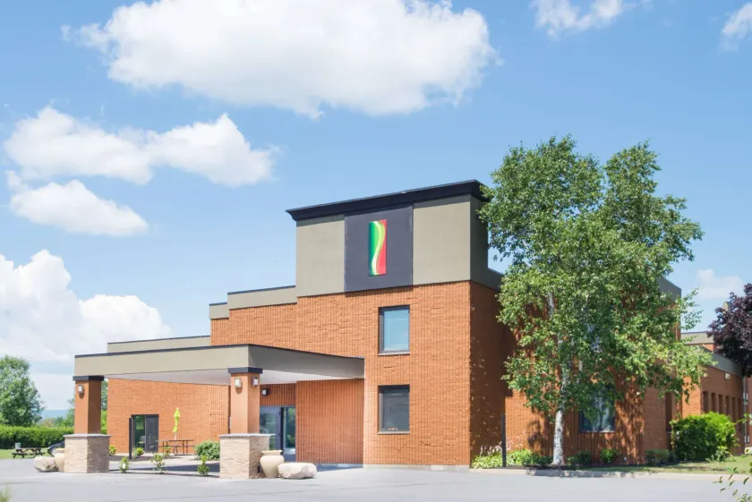 Super 8 by Wyndham Plattsburgh - Image 1