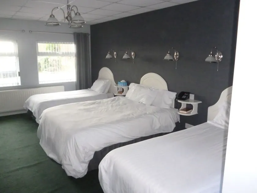 5 Corners Guest Inn - Room