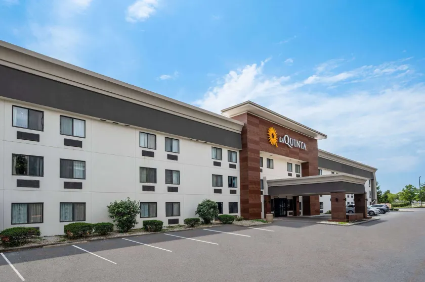 La Quinta Inn by Wyndham Indianapolis Airport Executive Dr - Image 1