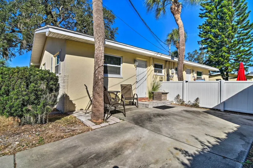 Comfy Dunedin Escape: 1 Block to Main Street! - Interior