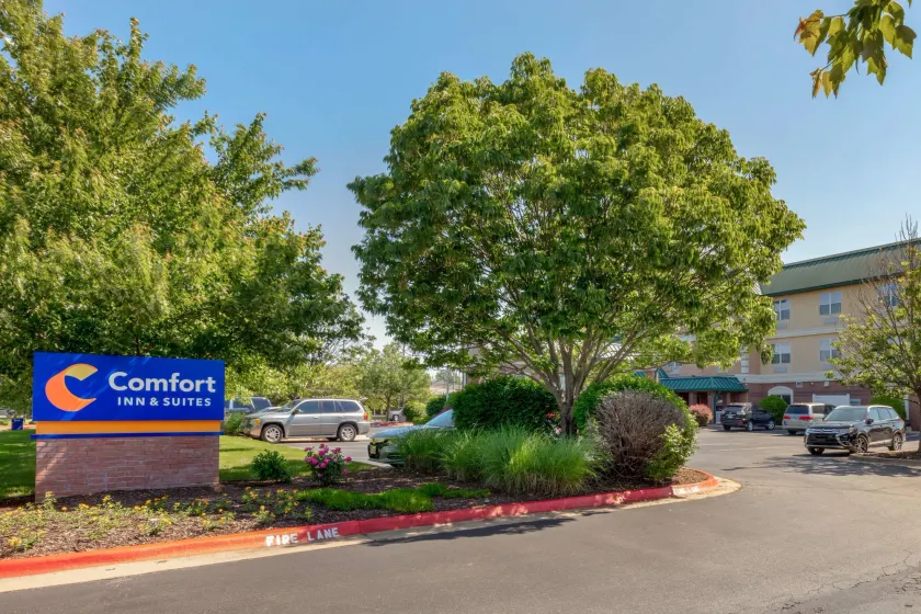 Comfort Inn & Suites Fayetteville-University Area - Image 1