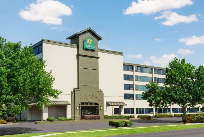 La Quinta Inn & Suites by Wyndham New Orleans Airport - Image 1