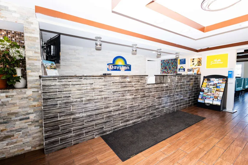 Days Inn by Wyndham Sharonville - Lobby