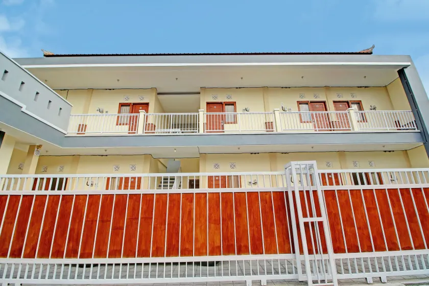 OYO 92952 Nirmala Guest House - Image 1