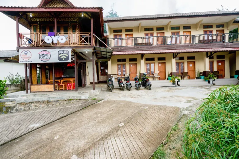 Super OYO 2961 Artana Bed & Breakfast - Image 1