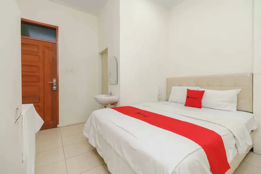 RedDoorz @ Haraito Tarutung - Image 1