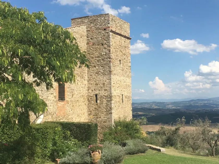 Medeltida tornet i byn MONTELAGELLO PG - Image 1