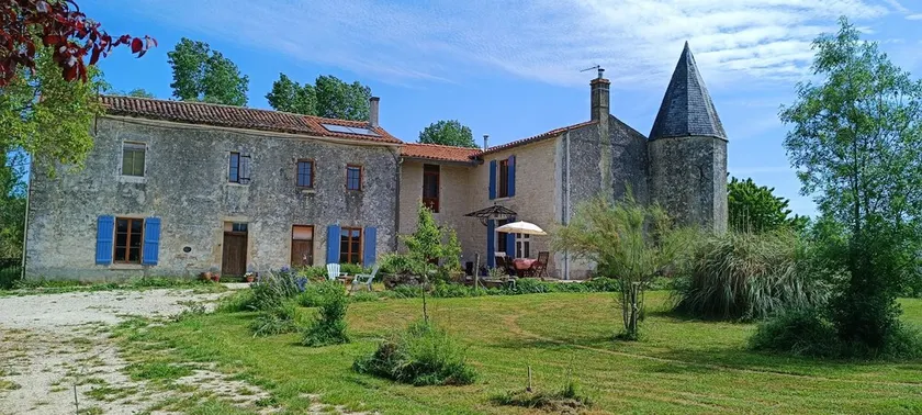 4 bedroom farmhouse with pool, jacuzzi and lakes - Image 1