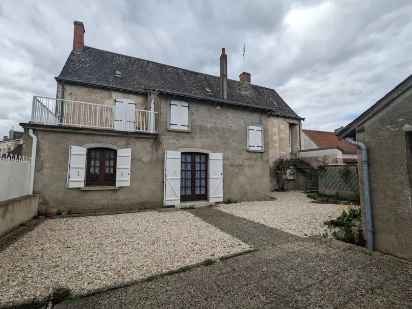 Spacious Home with Courtyard, Near Nature Park, 10 mins to Bellebouche, Fireplace, Garage - Image 1