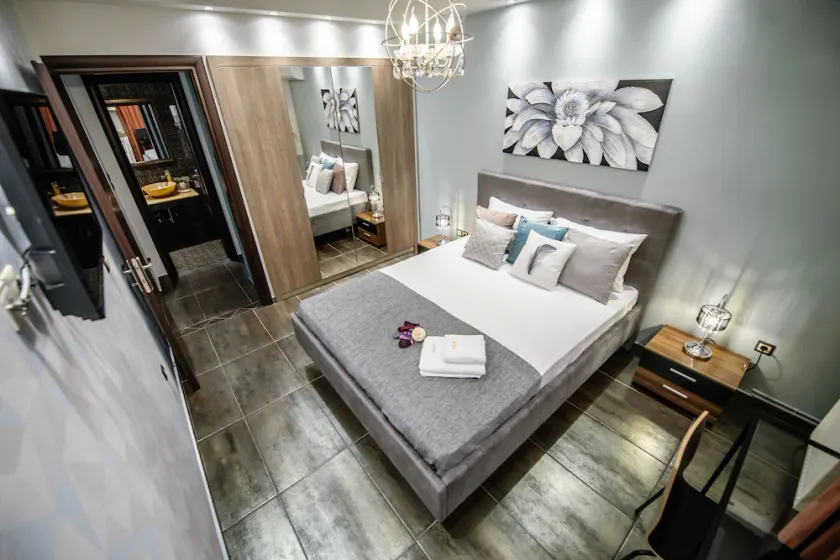 One of a kind Luxury Apartment in City Center Near HELEXPO - Image 1