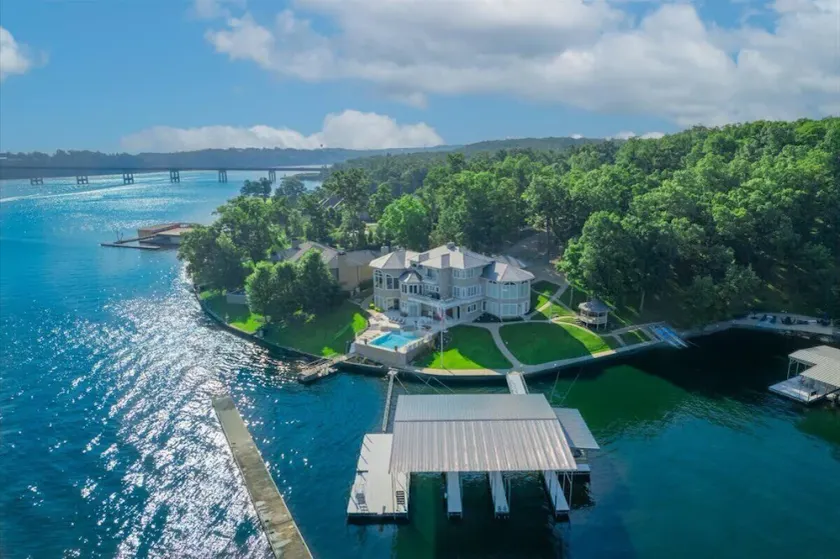 Lakeside Lux Where EVERY Luxury Awaits - Image 1