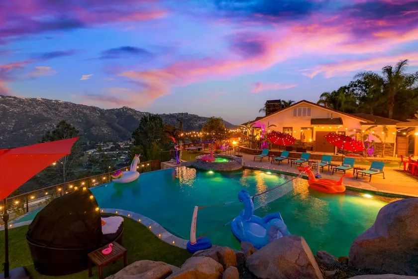 Above The Clouds Celebrity Estate! Lake Size Infinity Pool/Jacuzzi + Views! - Image 1