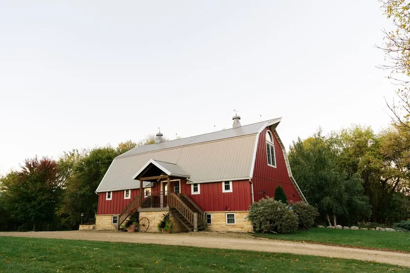 Fully renovated barn on a relaxing pastoral lakeview property - Image 1