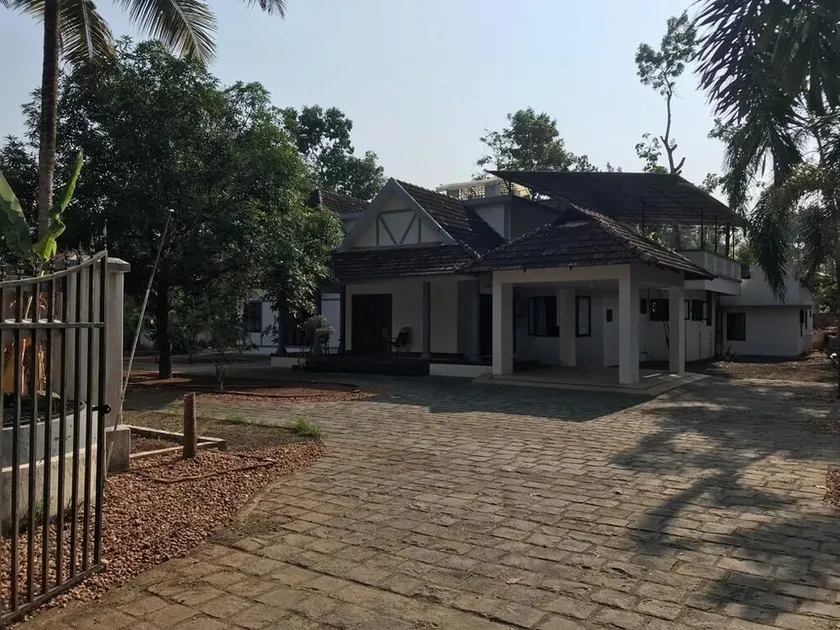 4000 sq ft spacious lexuary house - Image 1