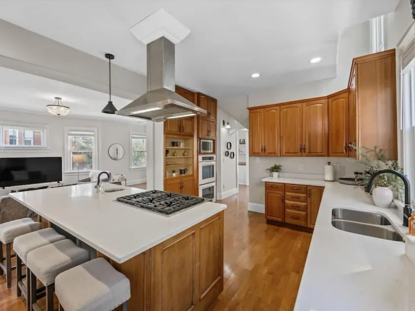 Deluxe 6 Bedroom 3 Min to Downtown w 2-car Driveway - Image 1