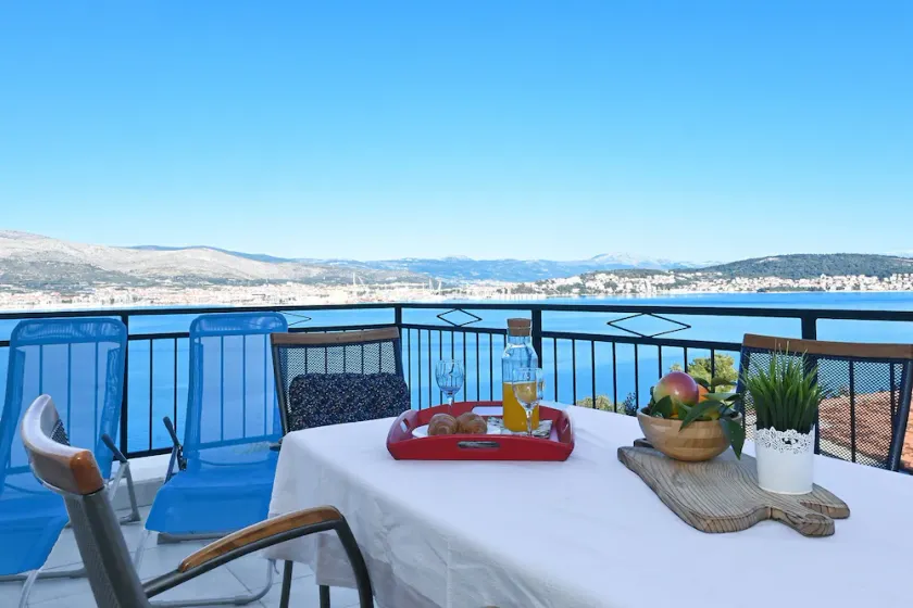 MILE 2 with 2 bedrooms, only 60m from the beach - Image 1