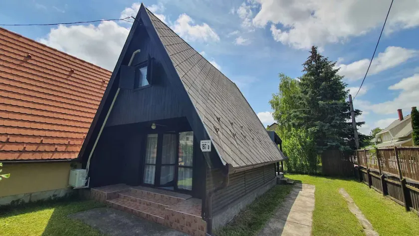 Holiday home with air conditioning - Image 1