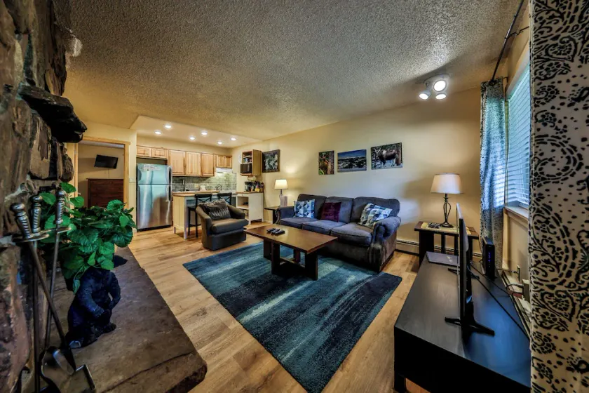 1 Schlafzimmer mit kostenfreiem WLAN, Flachbild-TV und neben dem Fraser River - Image 1