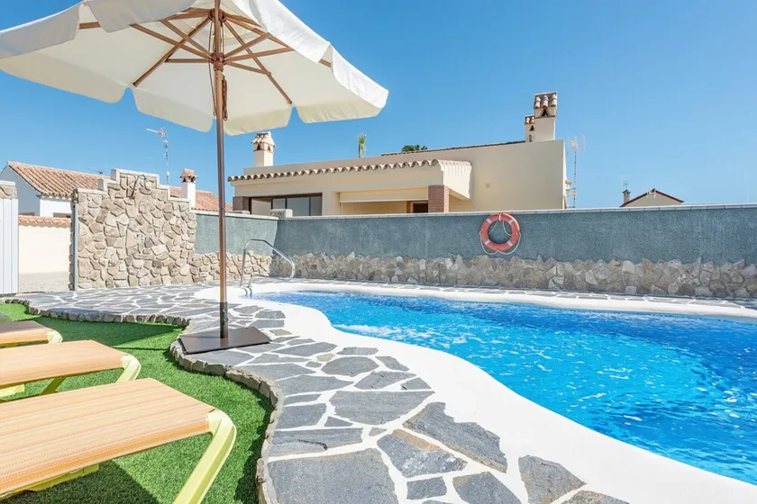 Air-Conditioned Apartment Close to the Beach with Pool, Terrace, Garden & Wi-Fi - Image 1