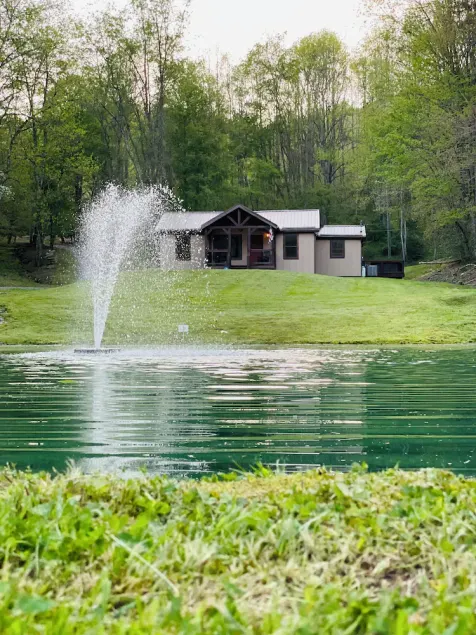 Charmerende sommerhus med dam i hjertet af New River Gorge - Image 1
