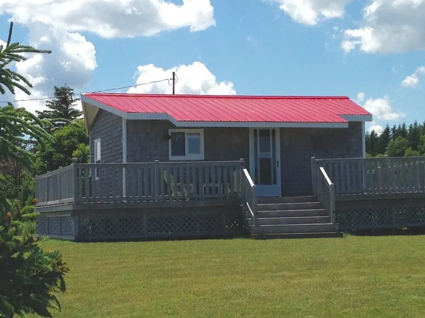 Cottage Overlooking Sandy Beach - St. Peter's Harbour - Weekly Rental - Image 1