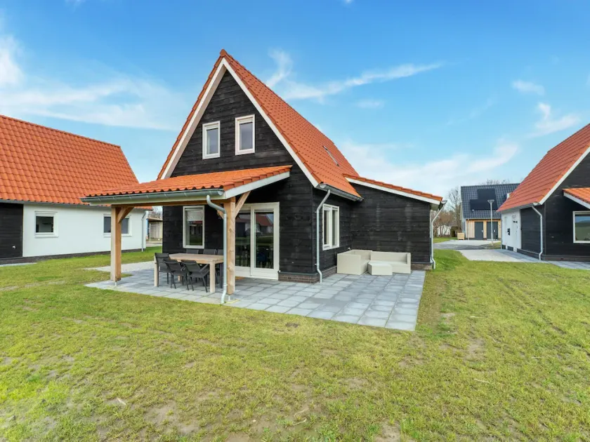 Pleasant Holiday Home in Scherpenisse With Garden - Image 1
