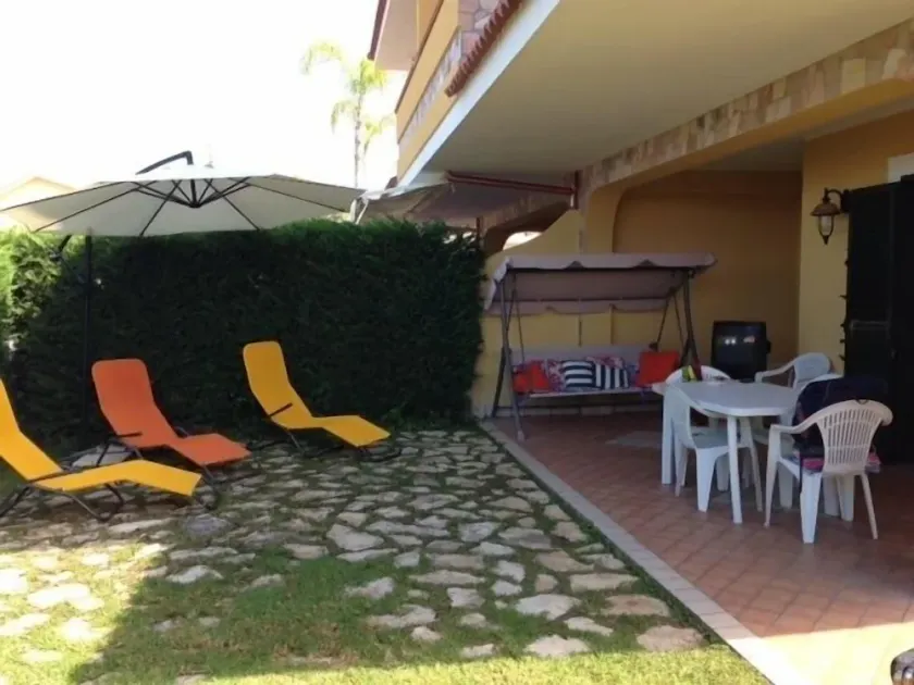 Beautiful apartment in villa, with large garden about 400mt from the beach - Image 1