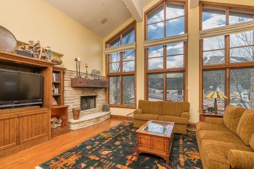 Elegante, ebenerdige Ferienwohnung mit 3 Schlafzimmern und 3 Bädern in der Innenstadt von Ketchum mit Panoramablick auf die Berge - Image 1