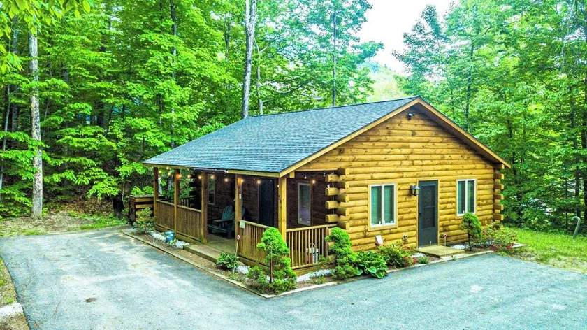 Couples Getaway Log Cabin in the White Mountains - Image 1