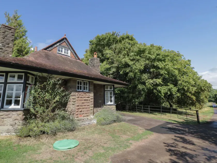 Raglan Lodge - Image 1