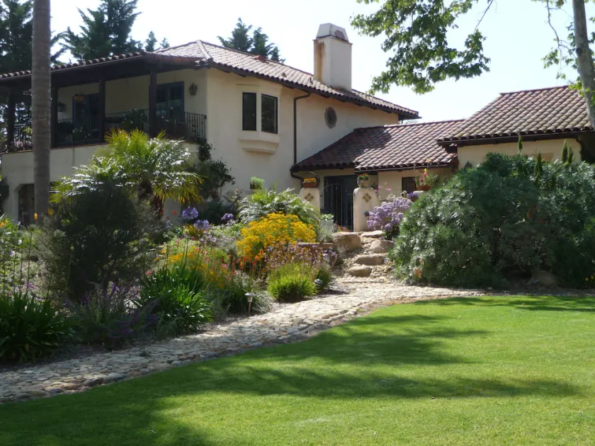Beautiful 6 Bedroom Estate in Quiet Neighborhood - Image 1